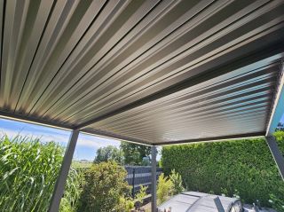 Znáte to… Večer si chcete užít pohodu pod pergolou, ale světlo nad hlavou vypadá jako výstavka z hmyzího muzea. 🦟 🪰 Můry,...